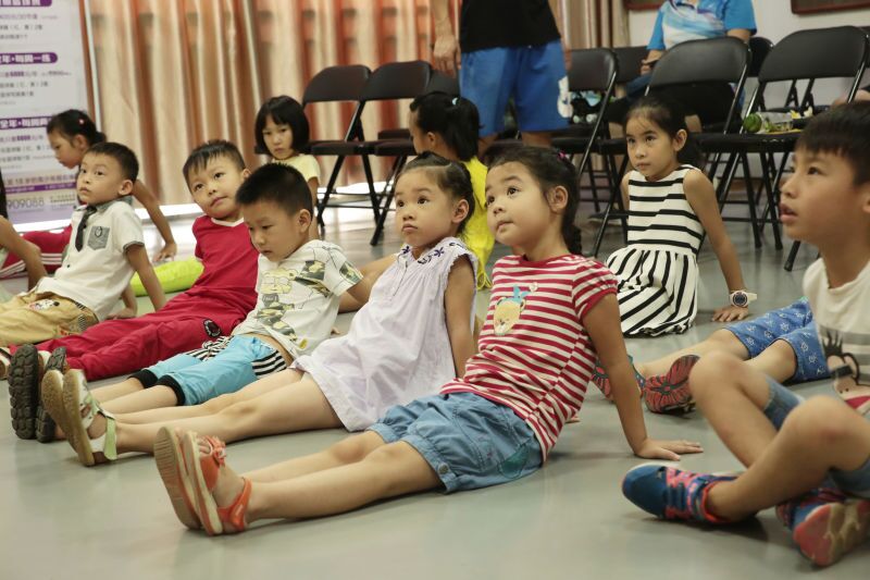 金沛小學員在認真聽教員講解