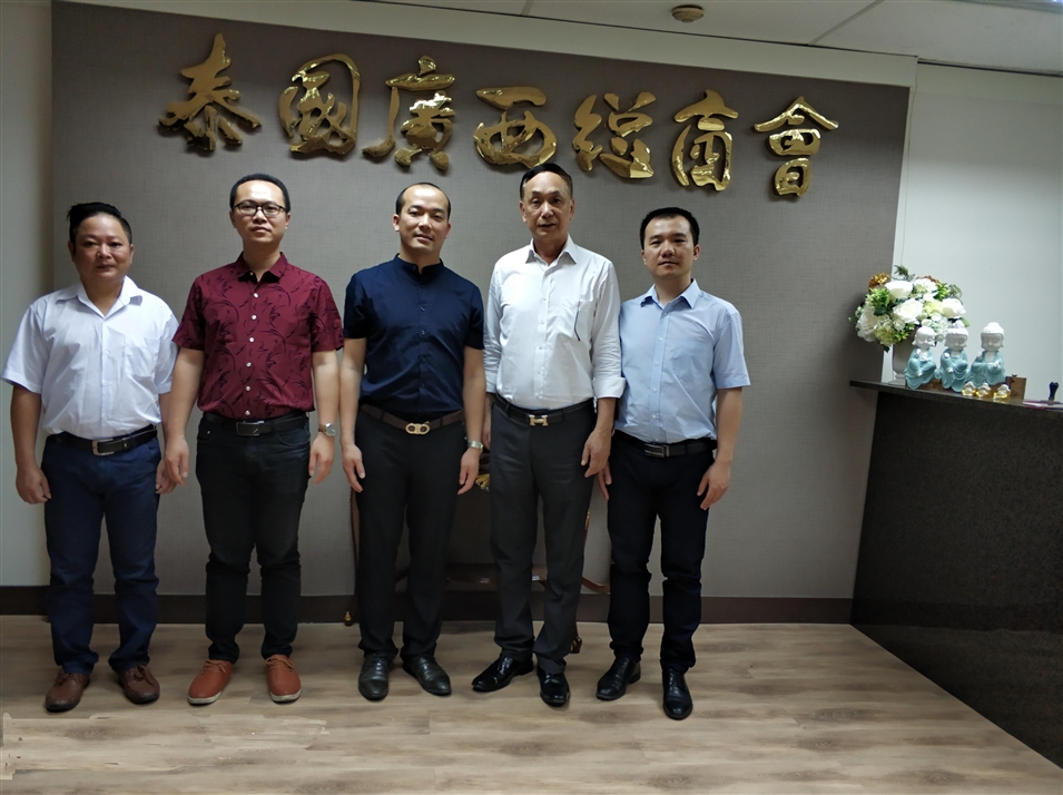 從左往右依次為國(guó)際部合伙人林健偉先生（左一），國(guó)際部總監(jiān)吳琪先生（左二），執(zhí)行董事粟宥朝先生（左三），商會(huì)主席李宇明（右二），國(guó)際部合伙人黃文超先生（右一）