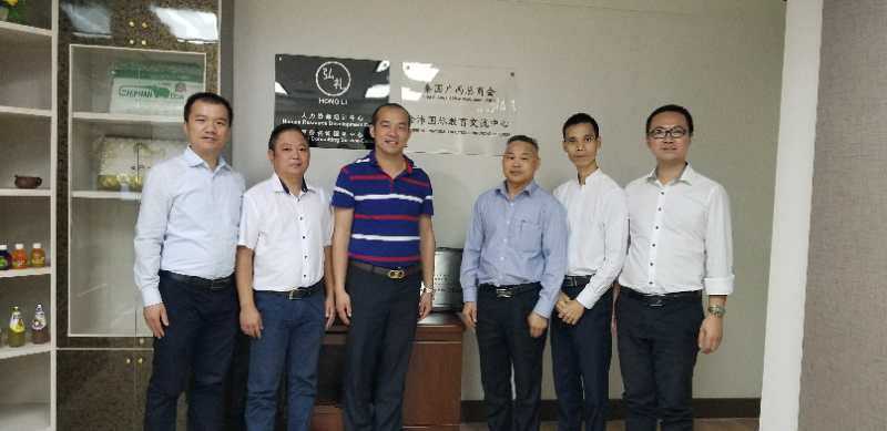 國(guó)際部合伙人黃文超（左一），林健偉（左二）國(guó)際部總監(jiān)吳琪（右一）執(zhí)行董事粟宥朝（左三），泰國(guó)廣西總商會(huì)副主席劉漢政（右二），泰國(guó)華人青年商會(huì)會(huì)長(zhǎng)助理黃志乾(右三)