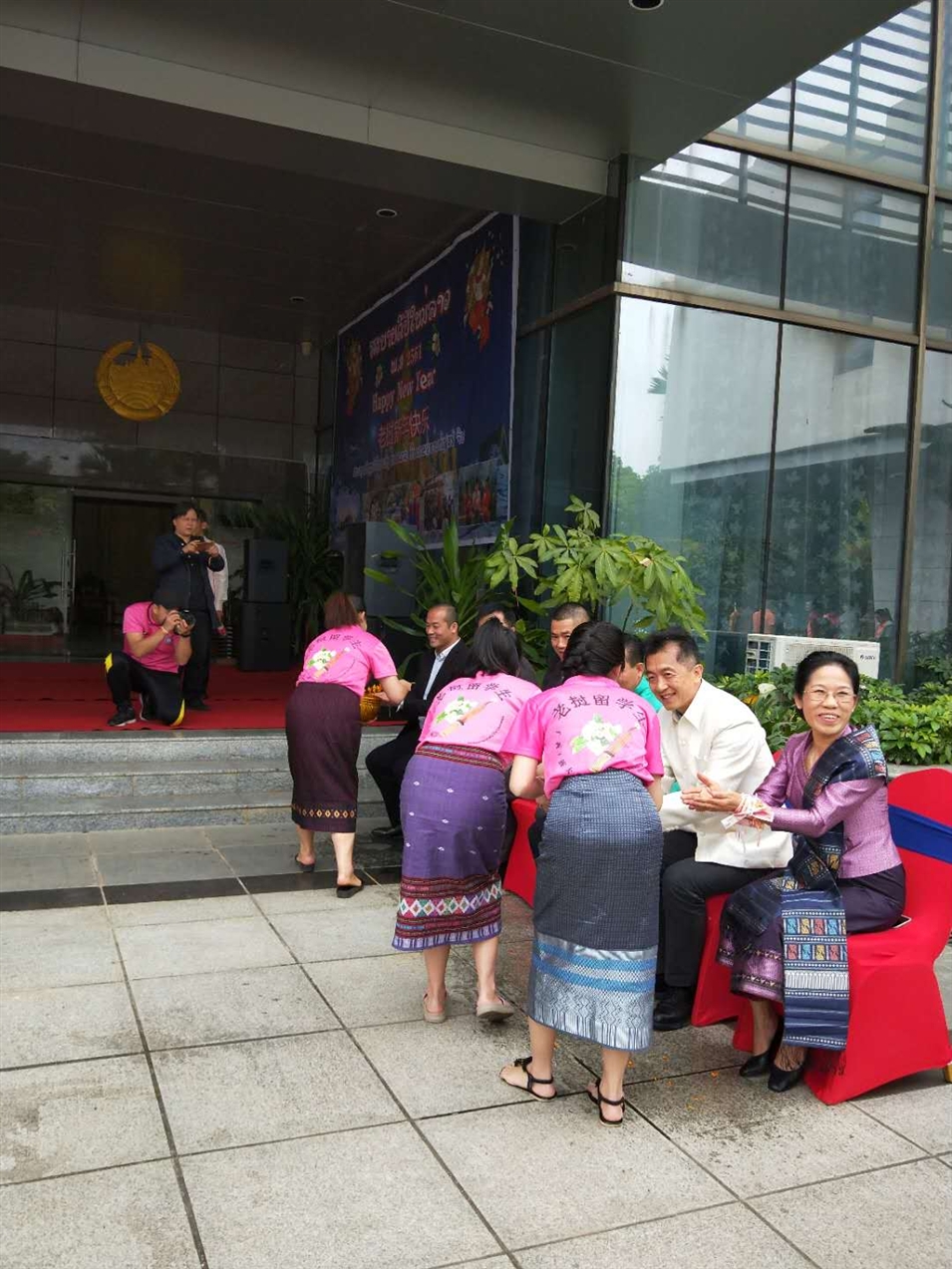 老撾駐廣西留學(xué)生代表將浸有花瓣的香水灑客人的手上，表示對(duì)嘉賓的美好祝福（圖二）