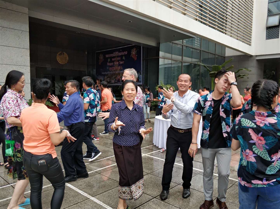 老撾駐南寧總領(lǐng)事萬(wàn)希·維麗雅彭女士與廣西金沛教育執(zhí)行董事粟宥朝先生一起在總領(lǐng)事館廣場(chǎng)載歌載舞