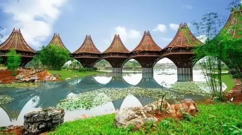 圖為中國-東盟友誼館。該建筑以廣西的風雨橋為原型，寓意“手拉手，心連心”。表達中國與東盟十國睦鄰友好、合作共贏之意。