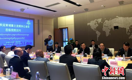 柬埔寨主流媒體采訪團(tuán)在廣西大學(xué)與師生交流。