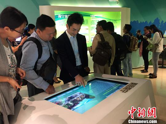 柬埔寨主流媒體采訪團(tuán)參觀南寧市規(guī)劃館。