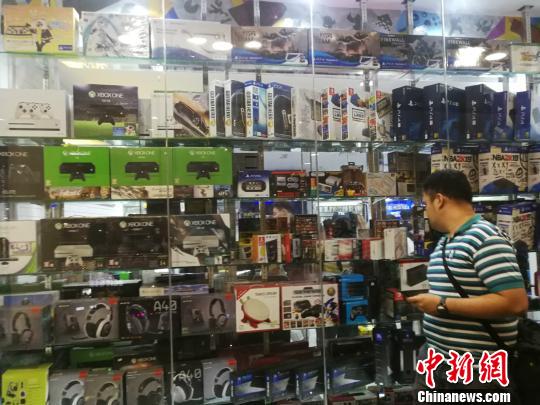 菲律賓統(tǒng)計(jì)局(Philippine Statistics Authority)5日發(fā)布10月份全國(guó)勞動(dòng)力調(diào)查報(bào)告顯示，2018年10月就業(yè)不足率降至13.3%，而2017年10月為15.9%。圖為馬尼拉馬卡蒂一商場(chǎng)，貨品充足，青年人消費(fèi)暢旺。 關(guān)向東 攝