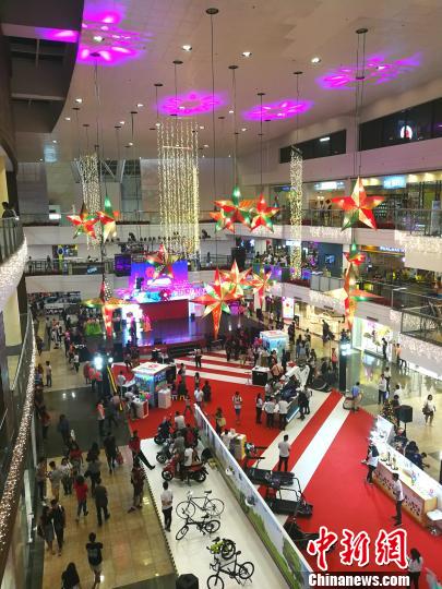 圖為馬尼拉馬卡蒂一商場(chǎng)，開始?xì)q末大促銷，青年人消費(fèi)暢旺。 關(guān)向東 攝