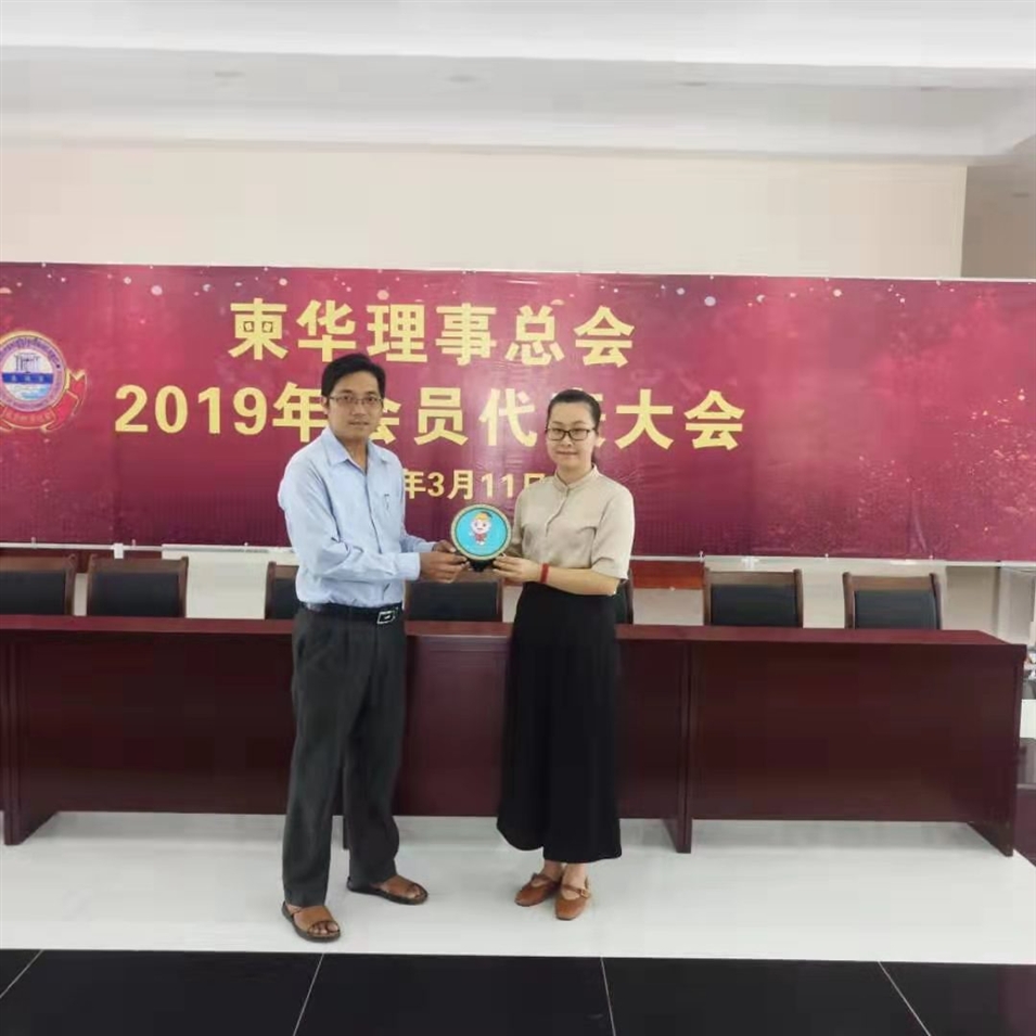 與柬華理事總會(huì)鐘耀輝秘書長(zhǎng)合影，并交換了紀(jì)念品