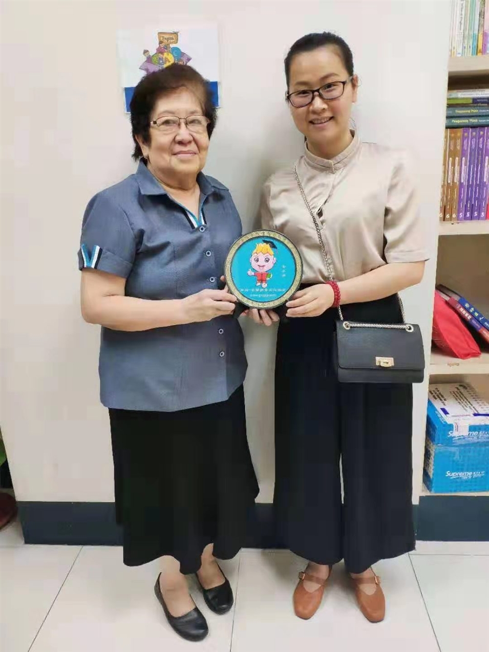 與嘉南中學(xué)許麗玲副校長合影 與嘉南中學(xué)許麗玲副校長合影