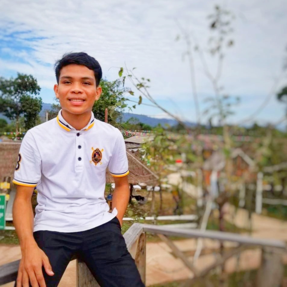 何冀南，柬埔寨人 老撾國立大學(xué)建筑學(xué)院城市規(guī)劃專業(yè)